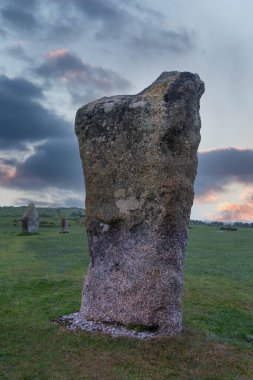Yeşil çimlerin üzerindeki stonehenge