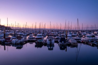 İngiltere, İngiltere 'de limanda tekneler var.