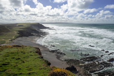 Atlantik Okyanusu 'nun kayalık kıyıları ve İrlanda' nın güneyindeki Pasifik kıyıları.