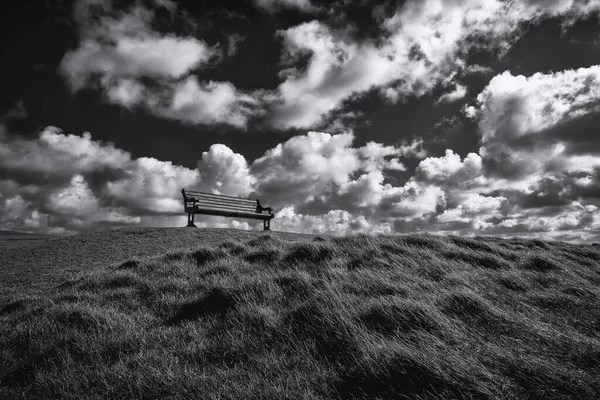 Banc Bois Sur Une Colline Avec Ciel Bleu — Photo