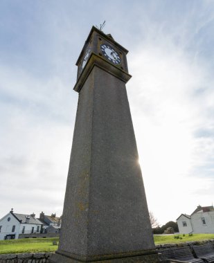Gün batımında Cape Cornwall kulesinin alt görüntüsü