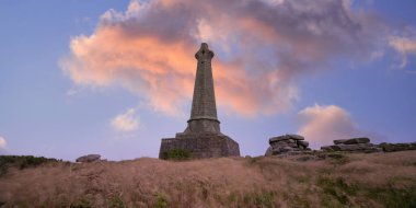 Sahildeki taş heykel