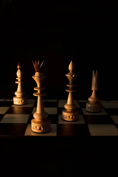 Schachfiguren Auf Dunklem Hintergrund — Stockfoto
