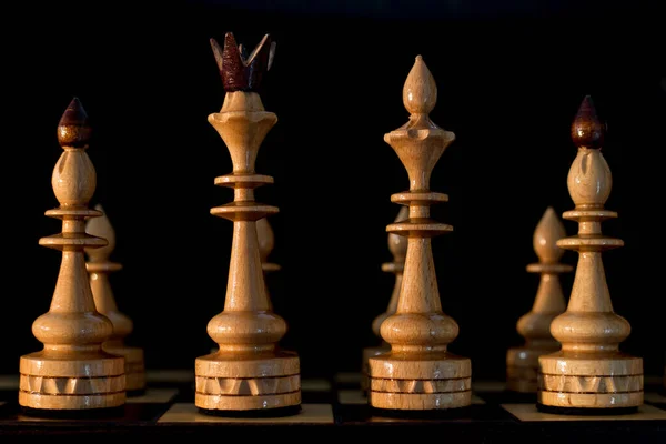 暗い背景のチェスフィギュア — ストック写真