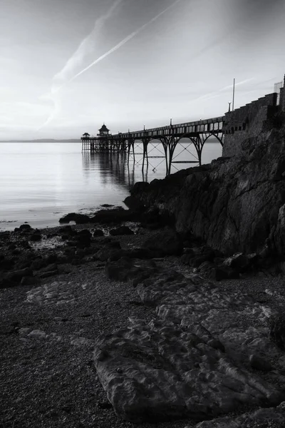 Güzel deniz manzarası ve rıhtım. 