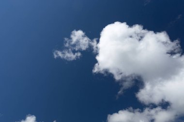 Mavi gökyüzünde beyaz bulutlar