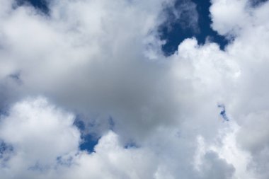 Mavi gökyüzünde beyaz bulutlar