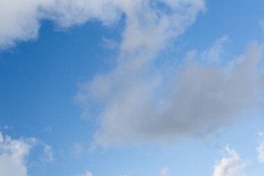 Mavi gökyüzünde beyaz bulutlar