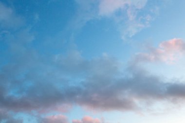 Mavi gökyüzünde beyaz bulutlar