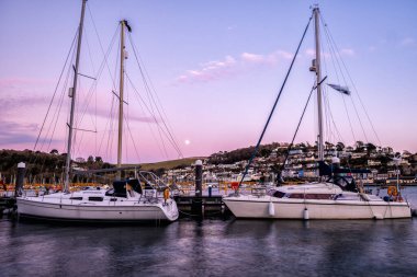 İngiltere, İngiltere 'de limanda tekneler var.