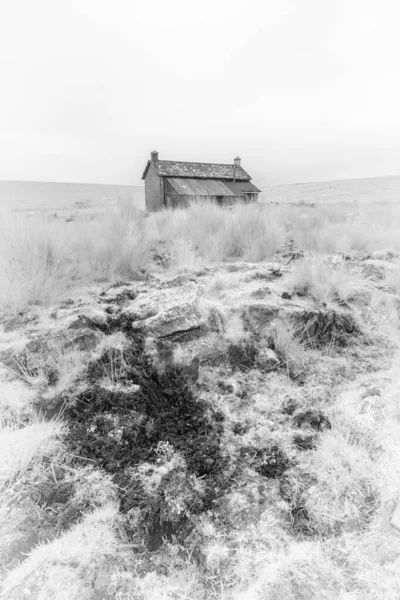 Dramatische Schwarz Weiß Aufnahme Eines Hauses Feld Infrarotlicht — Stockfoto