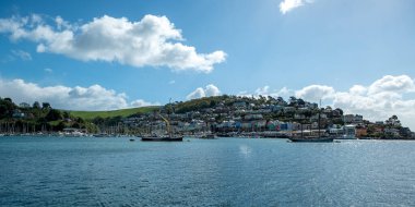 Deniz manzarası ve köy evleri olan dağlar.