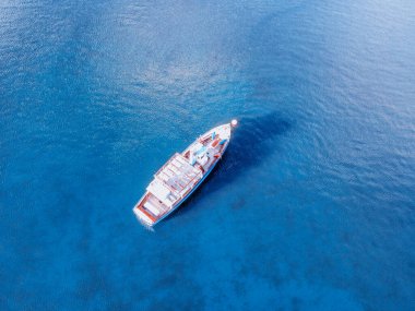 Denizdeki teknenin havadan görünüşü