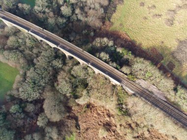 Truro ve Penzance arasındaki demiryolu hattı Truro hava fotoğrafına bakıyor.