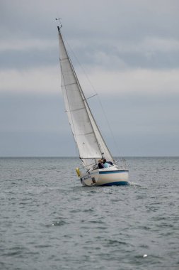 Denizde yelkenli teknesi