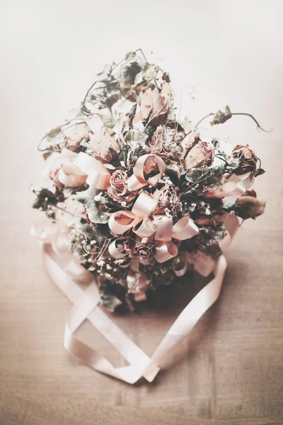 Old Wedding Bouquet Table — Stock Photo, Image