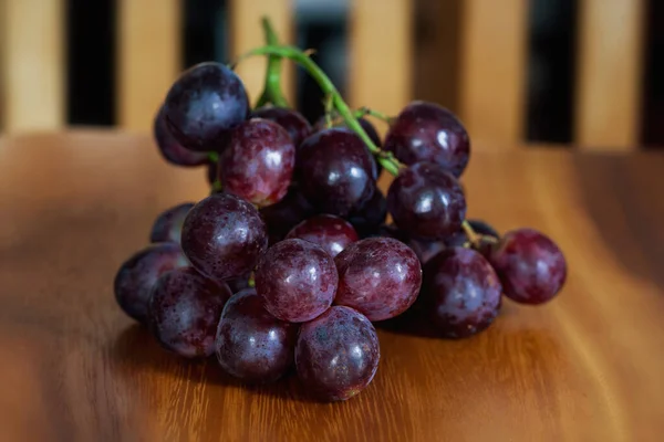 木のテーブルの上に赤ブドウ — ストック写真