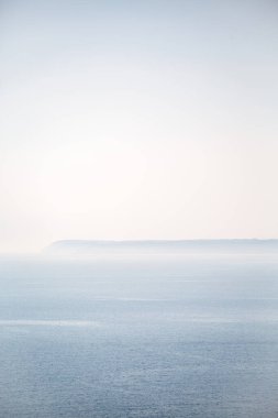 Mavi gökyüzü ile güzel deniz manzarası