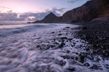 Kumsal uçurumu manzaralı çakıl taşları ve kayalar