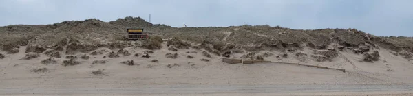 구름낀 날아름다운 모래사장의 경치를 — 스톡 사진