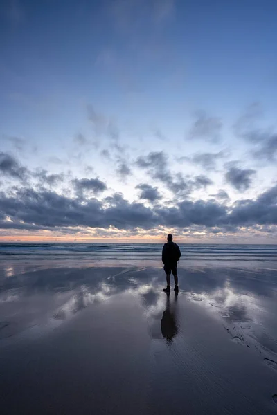 Silhuett Man Som Står Stranden Med Ryggsäck Och Sjö — Stockfoto