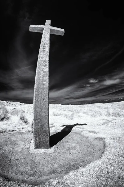 Fekete Fehér Fénykép Egy Fából Készült Keresztről Egy Hátterén — Stock Fotó