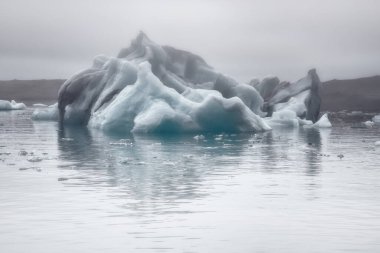 Jokulsarlon, İzlanda-Ocak 2019: Su yüzeyindeki buzdağları