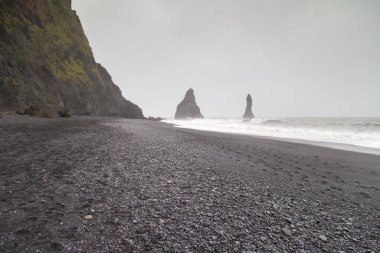 Vik Black Beach İzlanda. Çarpıcı dalgalarla çarpıcı konum