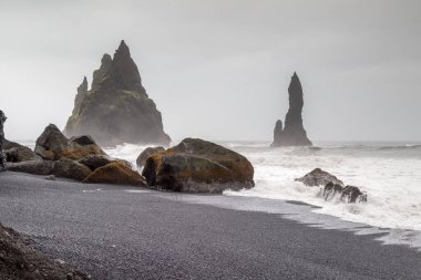 Vik Black Beach İzlanda. Çarpıcı dalgalarla çarpıcı konum