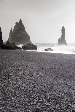 Vik Black Beach İzlanda. Çarpıcı dalgalarla çarpıcı konum