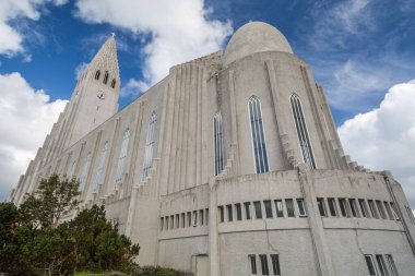 İlginç kulesi olan İzlanda kilisesi  