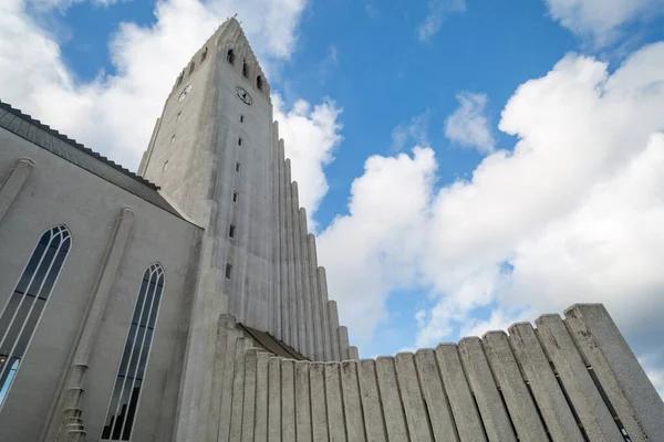 Igreja Islandesa Com Interessante Pináculo — Fotografia de Stock