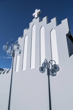 Eski binanın arka planında sokak lambası