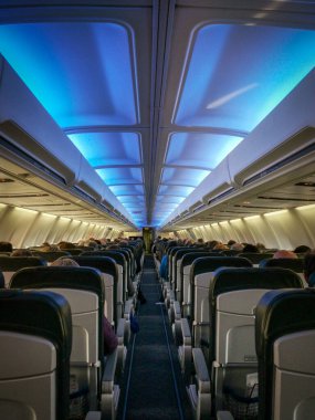 Uçağın içi yolcularla dolu.