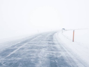 Gündüz vakti kış dağlarında yol 