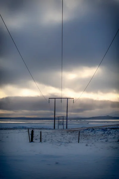 Живописный Снимок Высоковольтных Проводов Над Замёрзшим Озером Зимой — стоковое фото