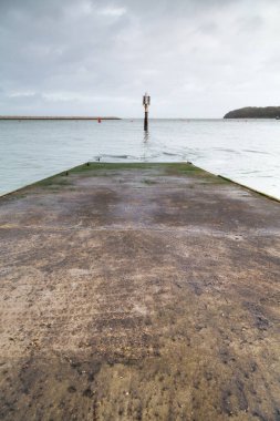 Denizde eski bir iskele 