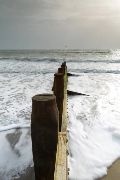 海に木製の柵がある美しい風景 — ストック写真