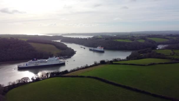 Volare verso traghetti parcheggiati sul fiume Fal in Cornovaglia Inghilterra uk due grandi navi — Video Stock