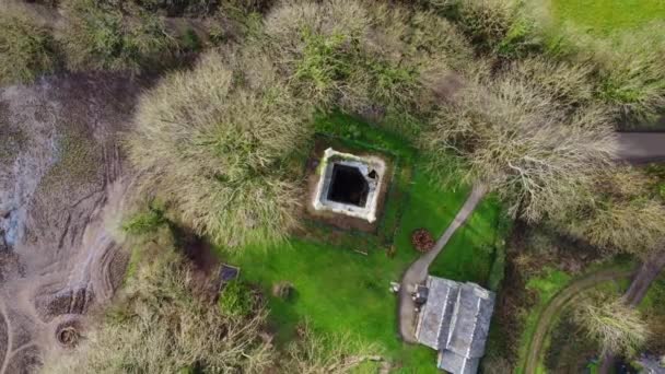 Images Aériennes de la vieille église de Kea dans le mur de maïs Angleterre Drone shot — Video