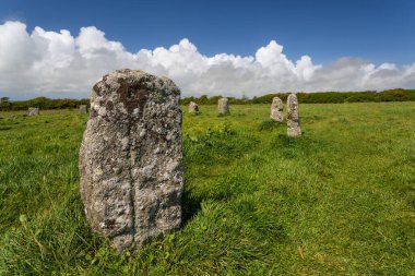 İngiltere 'nin Cornwall şehrindeki Lamorna Koyu' nun yanındaki neşeli bakireler...