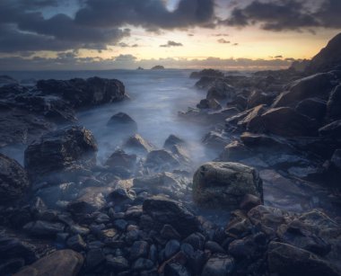 İngiltere 'de, Cornwall' da, Cape Cornwall yakınlarında papazlar var.