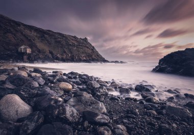 Denizin üzerinde güzel bir gün batımı