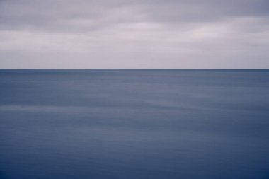 Deniz manzarası ve gökyüzündeki bulutlar,