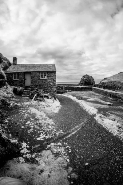 Dramatic Black White Shot Rustic Stone House Shore Cloudy Day — Stockfoto