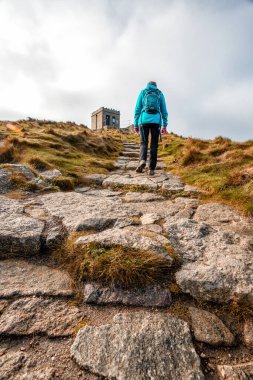 Yeşil bir vadide sırt çantalı bir turist.