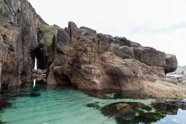 Nanjizal, güney batı kıyısındaki Cornwall, İngiltere 'de sona eriyor. 