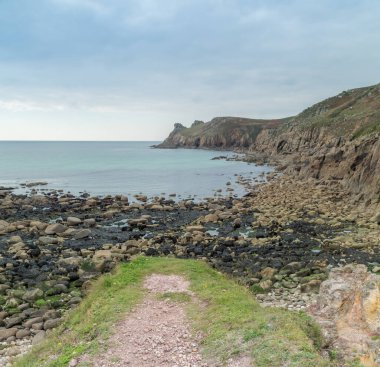 Nanjizal, güney batı kıyısındaki Cornwall, İngiltere 'de sona eriyor. 