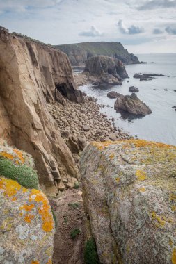 Nanjizal, güney batı kıyısındaki Cornwall, İngiltere 'de sona eriyor. 