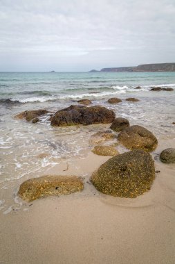 Nanjizal, güney batı kıyısındaki Cornwall, İngiltere 'de sona eriyor. 